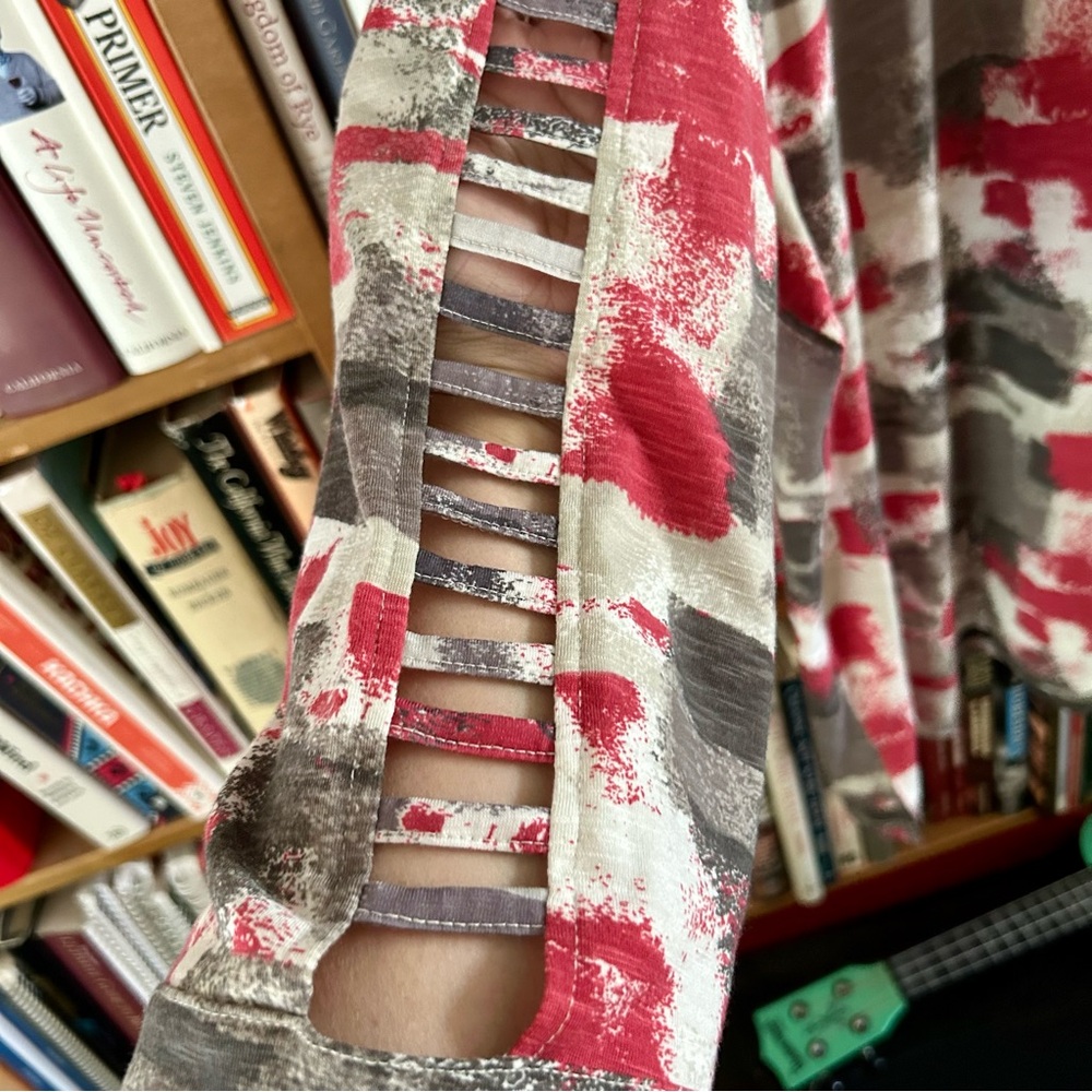 Multiples Red Gray Beige Abstract 3/4 Sleeves Top, size 2x - Picture 3 of 6